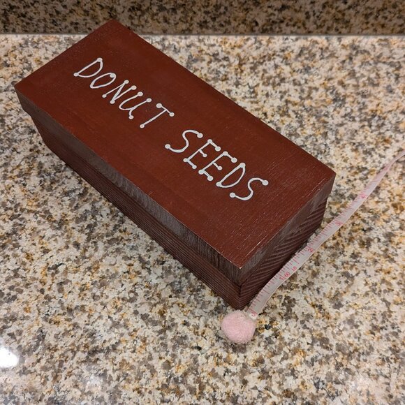 Vintage Wooden Lidded Box – Donut Seed Design on Lid - Picture 9 of 10